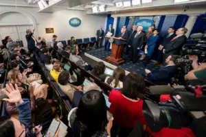 Un juez federal ordenó al Gobierno de Donald Trump restablecer de inmediato las acreditaciones de prensa de CNN, MSNBC y Politico tras considerar que su exclusión de la Casa Blanca probablemente vulneró derechos constitucionales - Foto: Redes sociales