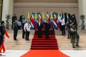 El presidente Abelardo De La Espriella recibió en Barranquilla a su homóloga de Costa Rica, Laura Fernández Delgado - Foto: @ABDELAESPRIELLA