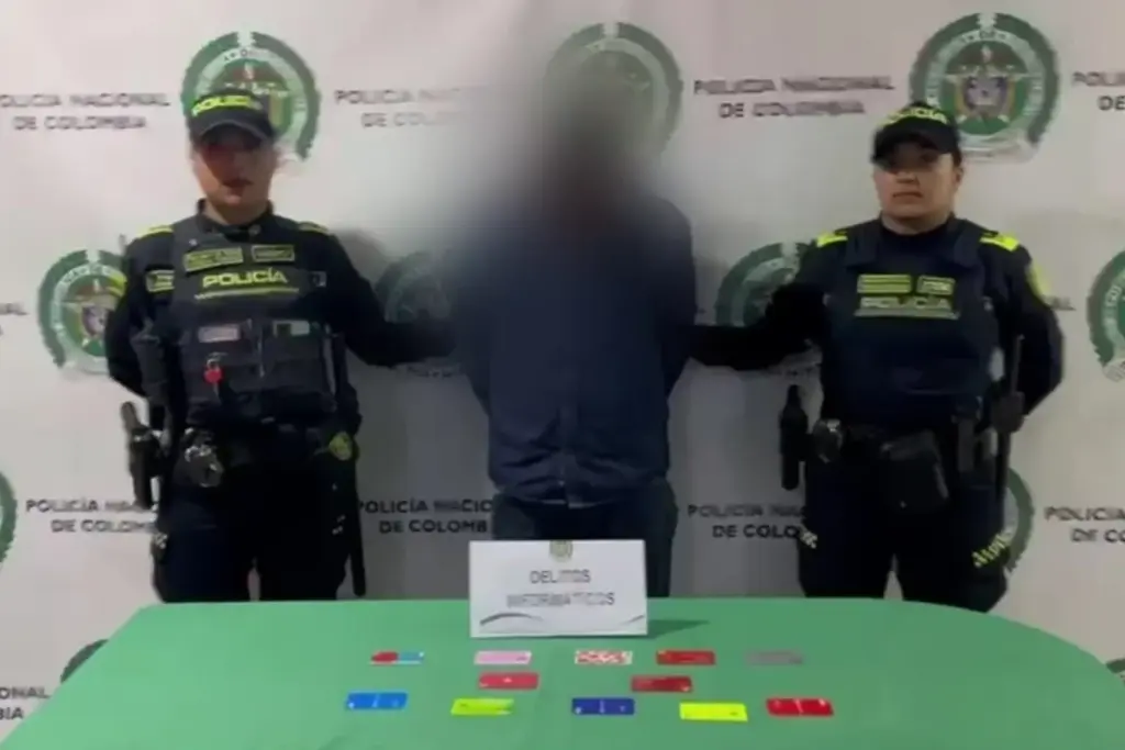 Un hombre fue capturado en Kennedy, Bogotá, con 12 tarjetas bancarias de diferentes entidades financieras - Foto: @PoliciaBogota