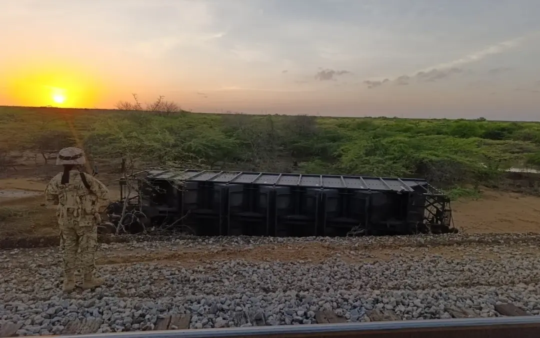 Una explosión afectó un vagón del tren del Cerrejón en Uribia, La Guajira. El Ejército atribuye el ataque al ELN y reforzó la seguridad - Foto: @COL_EJERCITO