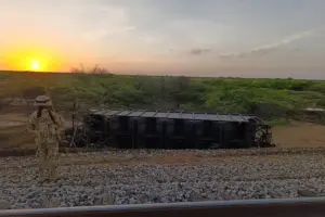Una explosión afectó un vagón del tren del Cerrejón en Uribia, La Guajira. El Ejército atribuye el ataque al ELN y reforzó la seguridad - Foto: @COL_EJERCITO