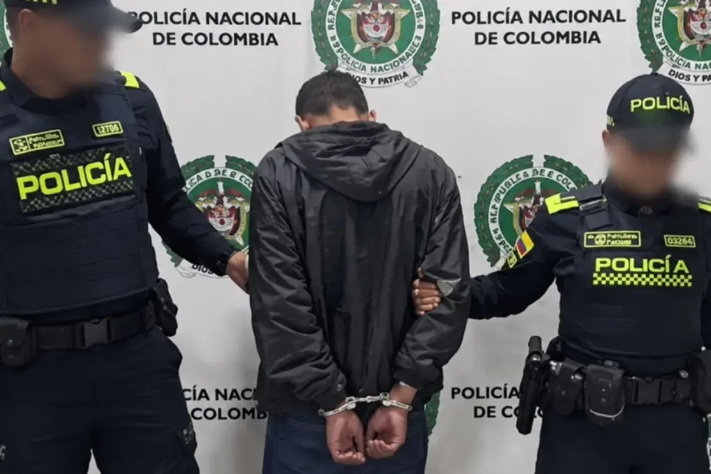 La Policía de Bogotá capturó en La Candelaria a un sujeto que asaltó con arma blanca a pasajeros de un bus del SITP en el sector de Bicentenario - Foto: @PoliciaBogota