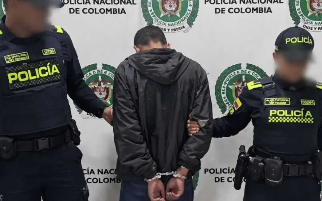 La Policía de Bogotá capturó en La Candelaria a un sujeto que asaltó con arma blanca a pasajeros de un bus del SITP en el sector de Bicentenario - Foto: @PoliciaBogota