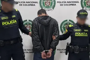 La Policía de Bogotá capturó en La Candelaria a un sujeto que asaltó con arma blanca a pasajeros de un bus del SITP en el sector de Bicentenario - Foto: @PoliciaBogota