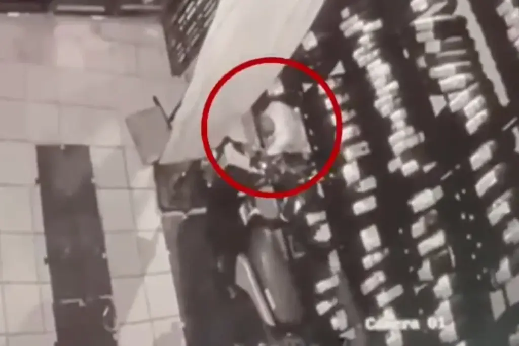 Dos hombres fueron capturados en la localidad de Suba, Bogotá, tras romper la pared de un local comercial y hurtar 33 llantas - Foto: Captura de video