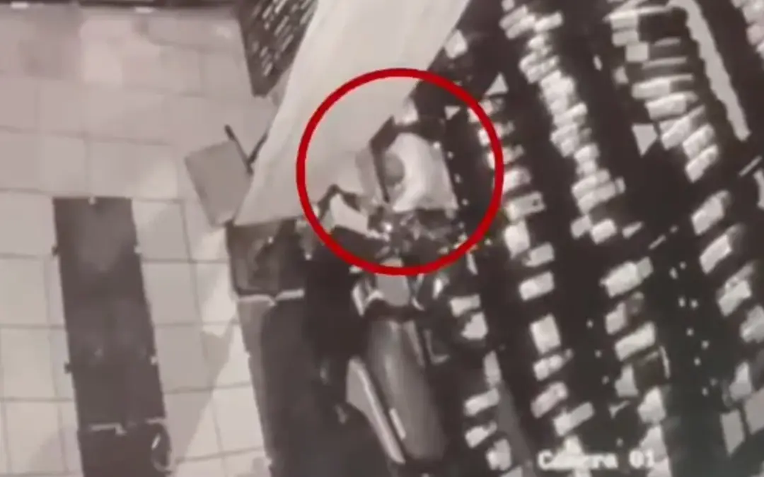 Modalidad ‘ventosa’ en Suba: Caen dos hombres tras romper la pared de un local y hurtar 33 llantas de motocicleta