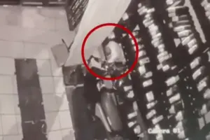 Dos hombres fueron capturados en la localidad de Suba, Bogotá, tras romper la pared de un local comercial y hurtar 33 llantas - Foto: Captura de video