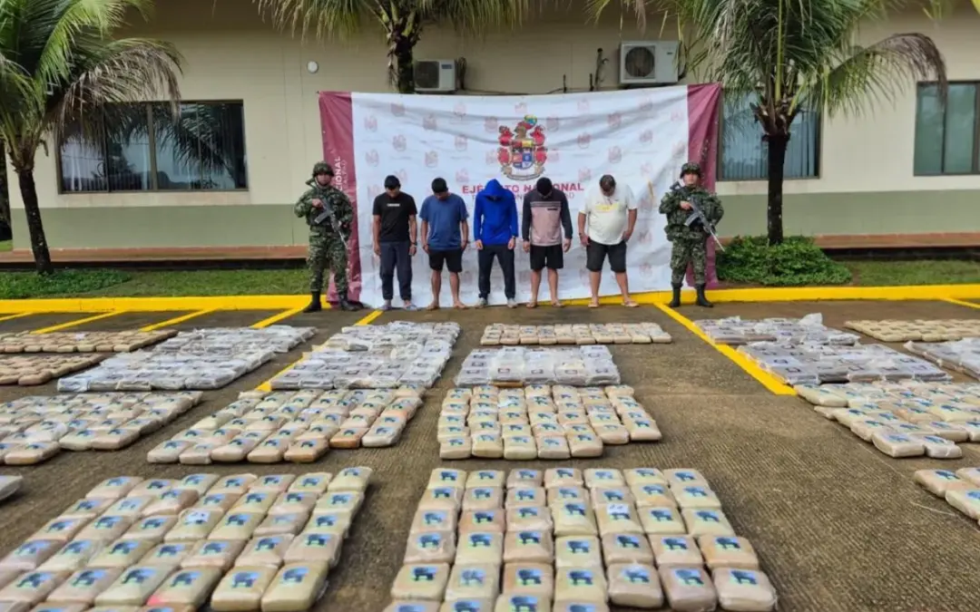 El Ejército Nacional incautó más de una tonelada de marihuana y capturó a cinco presuntos integrantes de las disidencias de las FARC en Mitu, Vaupés - Foto: @COL_EJERCITO