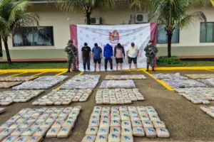 El Ejército Nacional incautó más de una tonelada de marihuana y capturó a cinco presuntos integrantes de las disidencias de las FARC en Mitu, Vaupés - Foto: @COL_EJERCITO