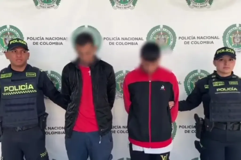 La Policía de Bogotá capturó en Puente Aranda a dos delincuentes que rompieron la ventana de un vehículo en Chapinero para hurtar un celular de alta gama - Foto: @PoliciaBogota