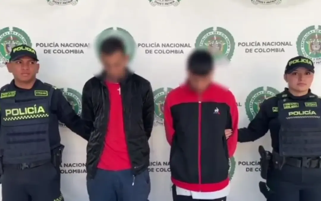 La Policía de Bogotá capturó en Puente Aranda a dos delincuentes que rompieron la ventana de un vehículo en Chapinero para hurtar un celular de alta gama - Foto: @PoliciaBogota