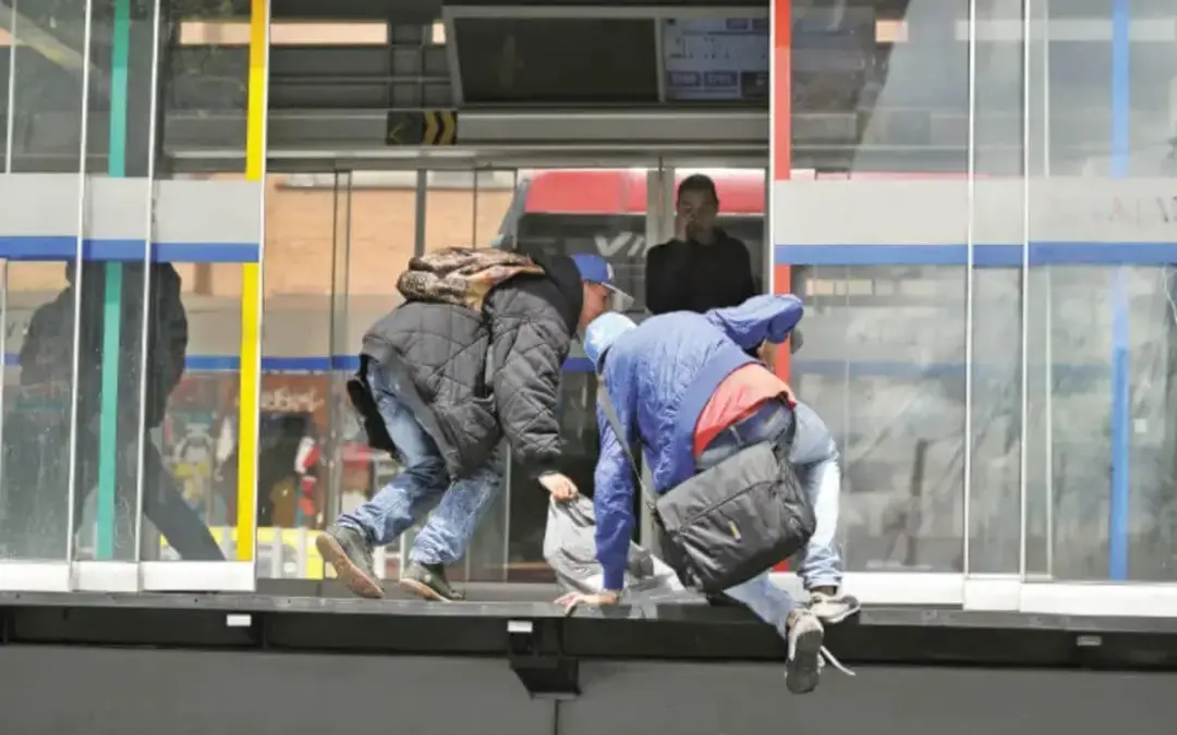 Bogotá modernizará 49 estaciones de TransMilenio con puertas inteligentes y sensores contra el fraude