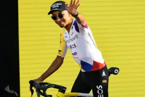 Egan Bernal desmiente rumores de su retiro del ciclismo profesional tras finalizar su temporada 2026 - Foto: Redes sociales