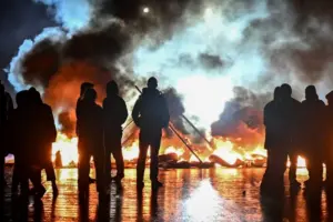Emmanuel Macron rechazó la renuncia del ministro del Interior de Francia, Laurent Nuñez, tras los violentos disturbios del 17 de octubre que dejaron 2.400 detenidos - Foto: Redes sociales
