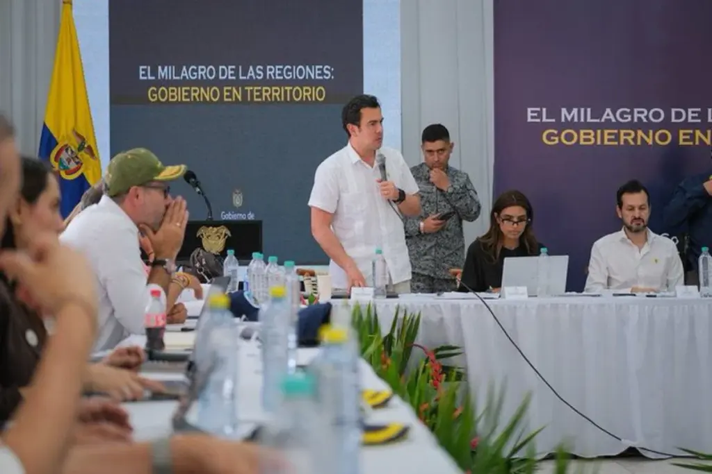 El ministro del Interior, Rodrigo Lara, defiende el estatuto antiterrorista del gobierno de Abelardo De La Espriella tras duras críticas de la oposición política - Foto: @Rodrigo_Lara_