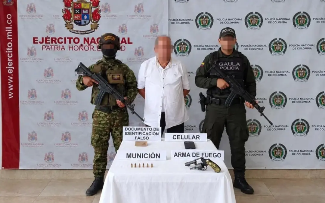 El Ejército Nacional capturó en Guachaca, Santa Marta, a alias 'Mongolo', cabecilla de las ACSN responsable de la quema de vehículos en la Troncal del Caribe - Foto: @COL_EJERCITO