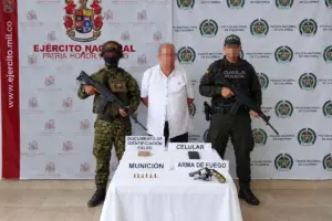 El Ejército Nacional capturó en Guachaca, Santa Marta, a alias 'Mongolo', cabecilla de las ACSN responsable de la quema de vehículos en la Troncal del Caribe - Foto: @COL_EJERCITO