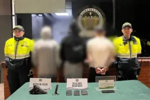 Capturan a tres presuntos integrantes de 'Los Satanás' por atentados armados y extorsiones a comerciantes en Bosa y Kennedy en Bogotá - Foto: Imagen de referencias